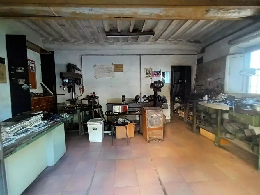 Immagine 1 di Laboratorio in vendita  a Lucca