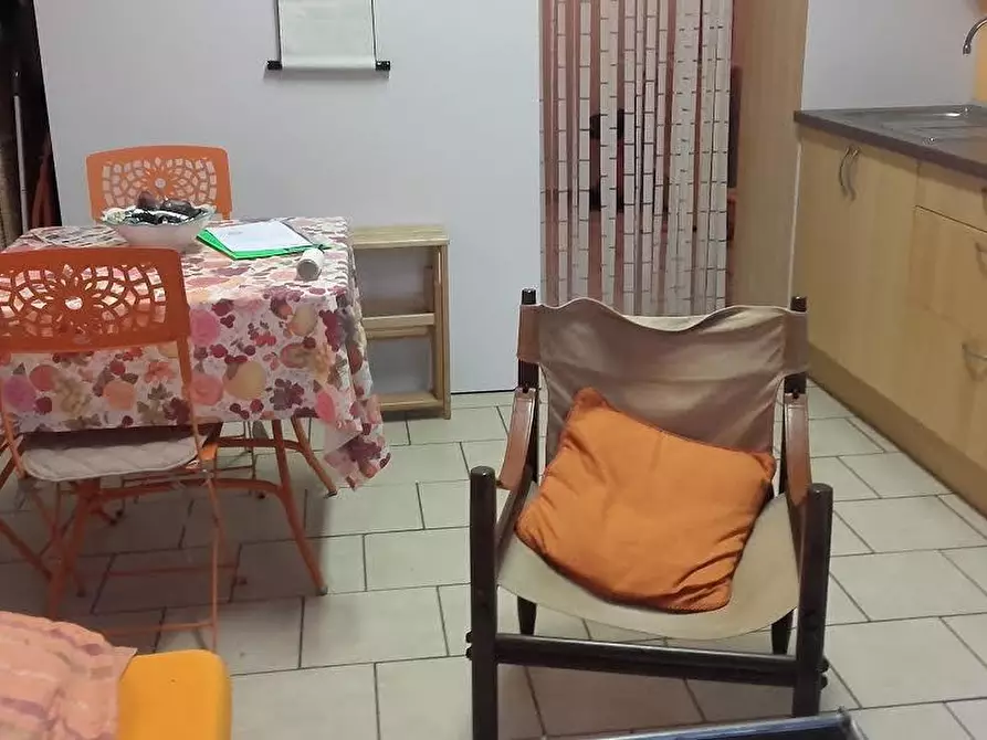 Immagine 2 di Magazzino in vendita  a Viareggio