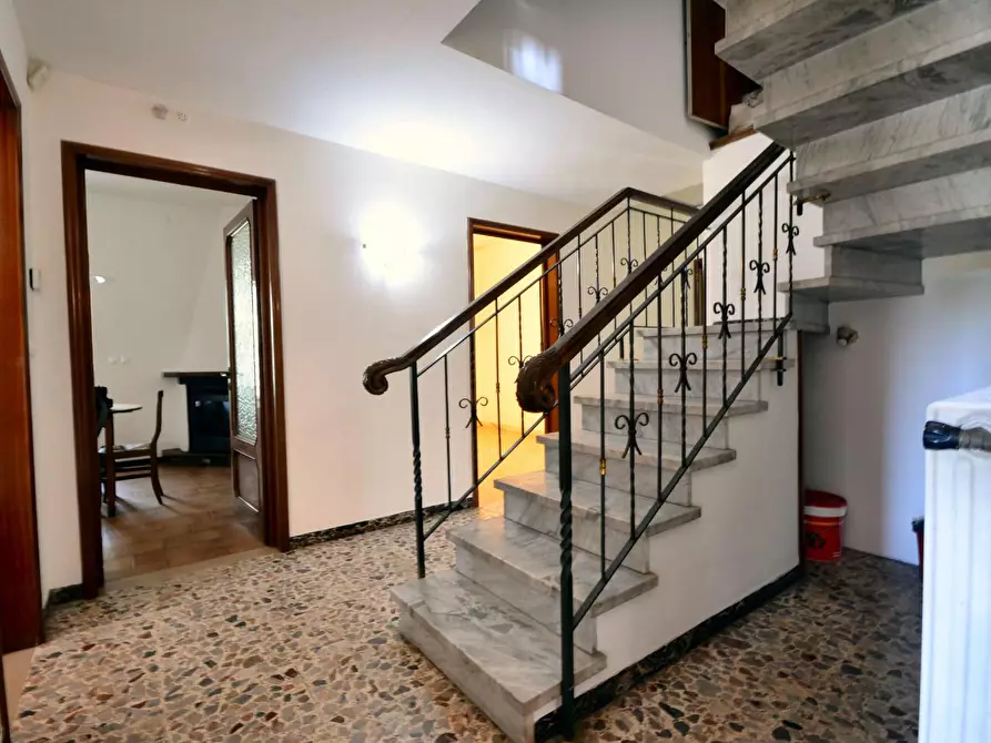 Immagine 18 di Villa in vendita  a Lucca