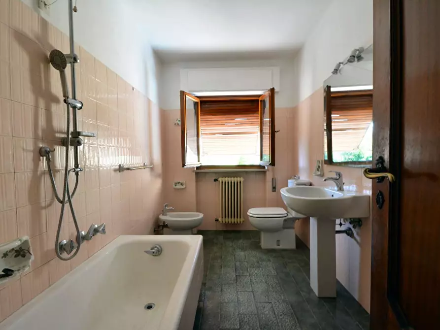 Immagine 11 di Villa in vendita  a Lucca