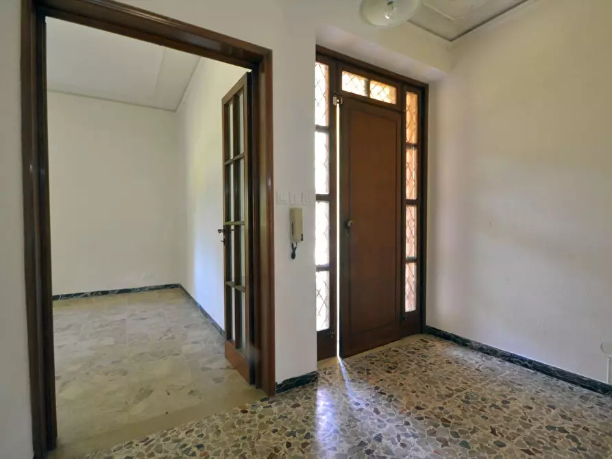 Immagine 3 di Villa in vendita  a Lucca