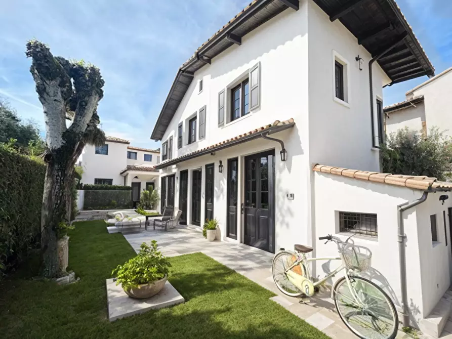 Immagine 3 di Villa in vendita  a Forte Dei Marmi