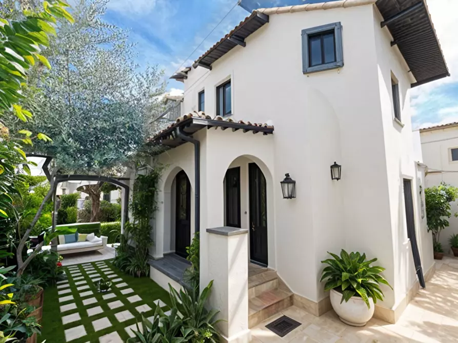 Immagine 2 di Villa in vendita  a Forte Dei Marmi