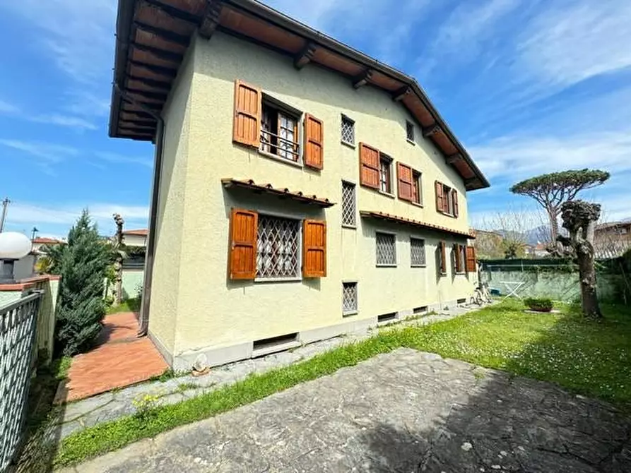 Immagine 1 di Villa in vendita  a Forte Dei Marmi