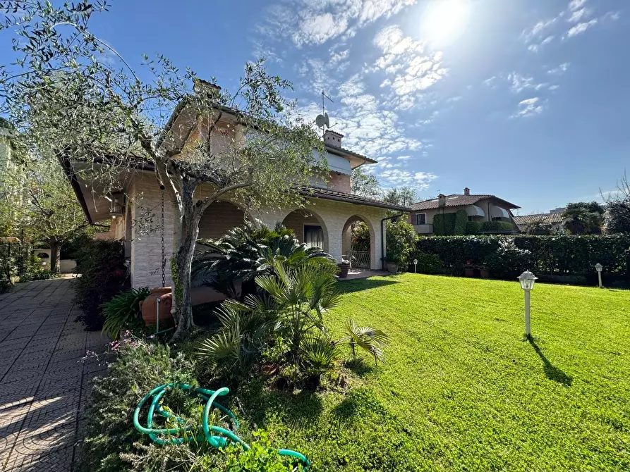 Immagine 30 di Villa in vendita  a Forte Dei Marmi