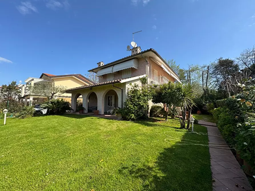 Immagine 26 di Villa in vendita  a Forte Dei Marmi