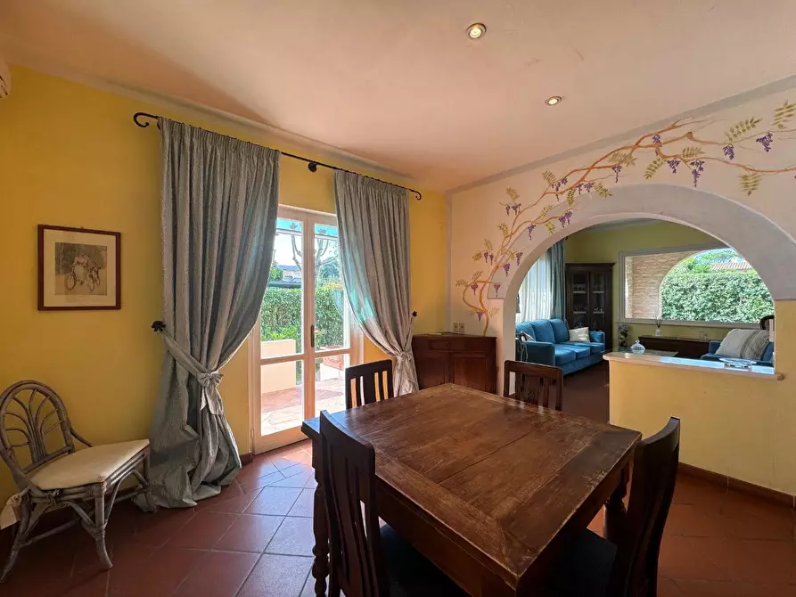 Immagine 10 di Villa in vendita  a Forte Dei Marmi