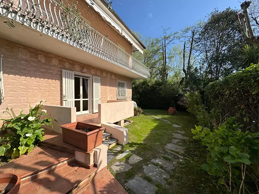 Immagine 25 di Villa in vendita  a Forte Dei Marmi