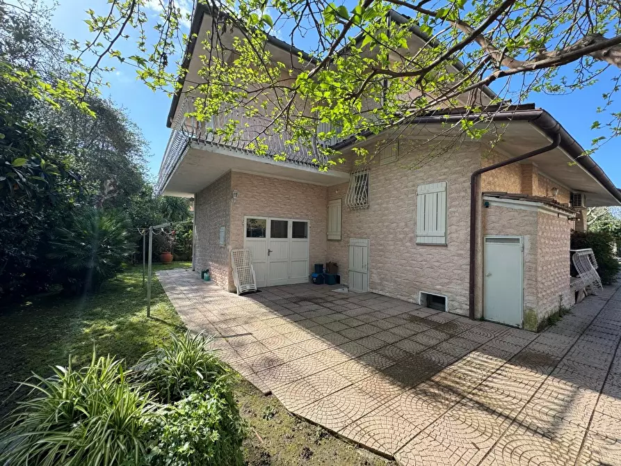 Immagine 22 di Villa in vendita  a Forte Dei Marmi