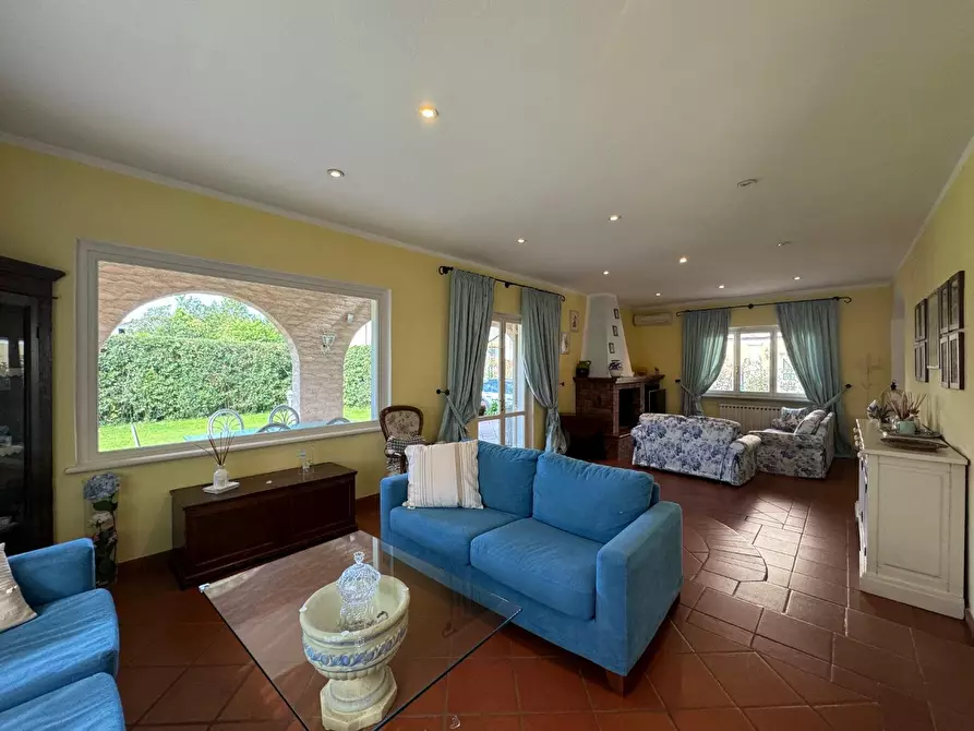 Immagine 2 di Villa in vendita  a Forte Dei Marmi