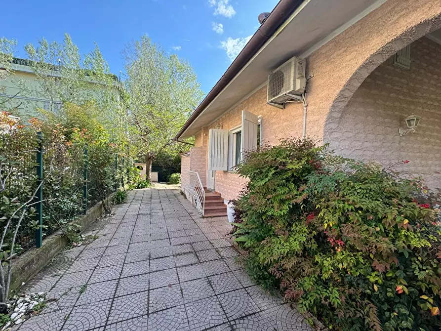 Immagine 21 di Villa in vendita  a Forte Dei Marmi