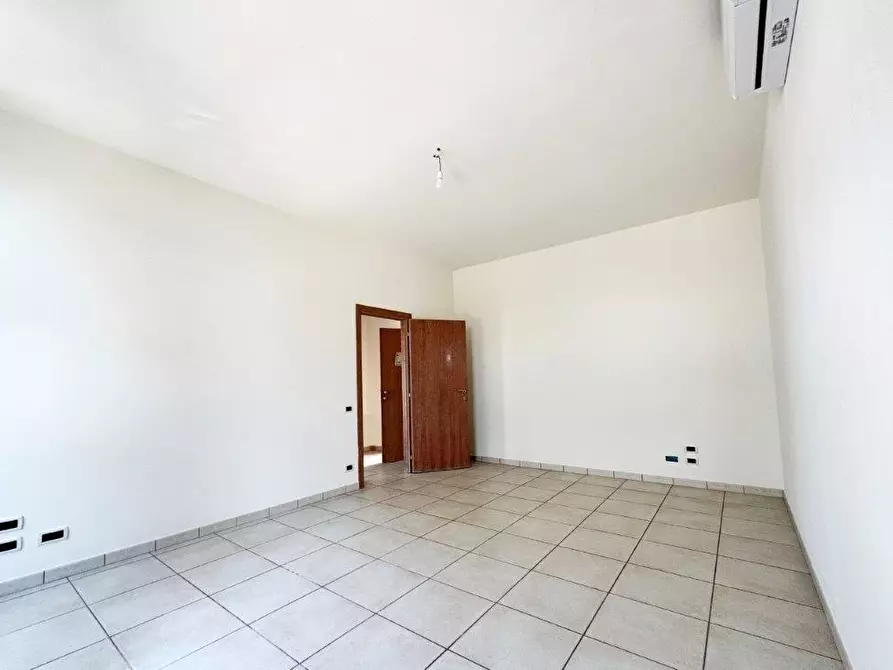 Immagine 10 di Ufficio in vendita  a Pontedera