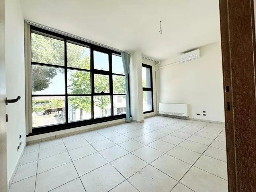 Immagine 13 di Ufficio in vendita  a Pontedera