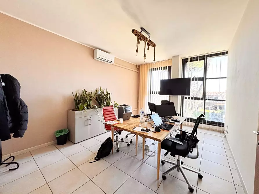 Immagine 10 di Ufficio in vendita  a Pontedera