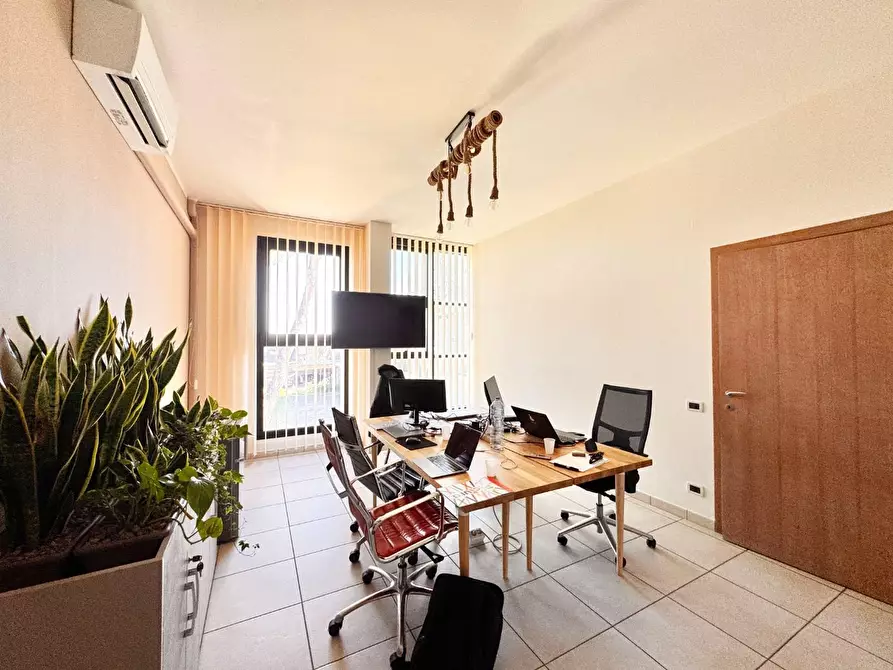 Immagine 11 di Ufficio in vendita  a Pontedera