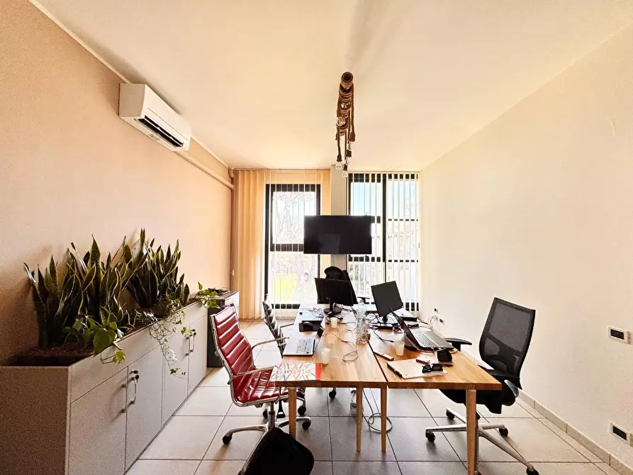 Immagine 12 di Ufficio in vendita  a Pontedera