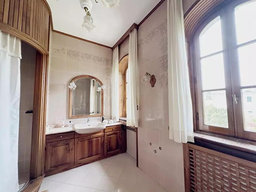 Immagine 39 di Villa in vendita  a Lucca