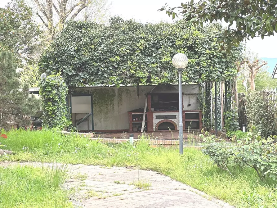 Immagine 46 di Villa in vendita  a Lucca