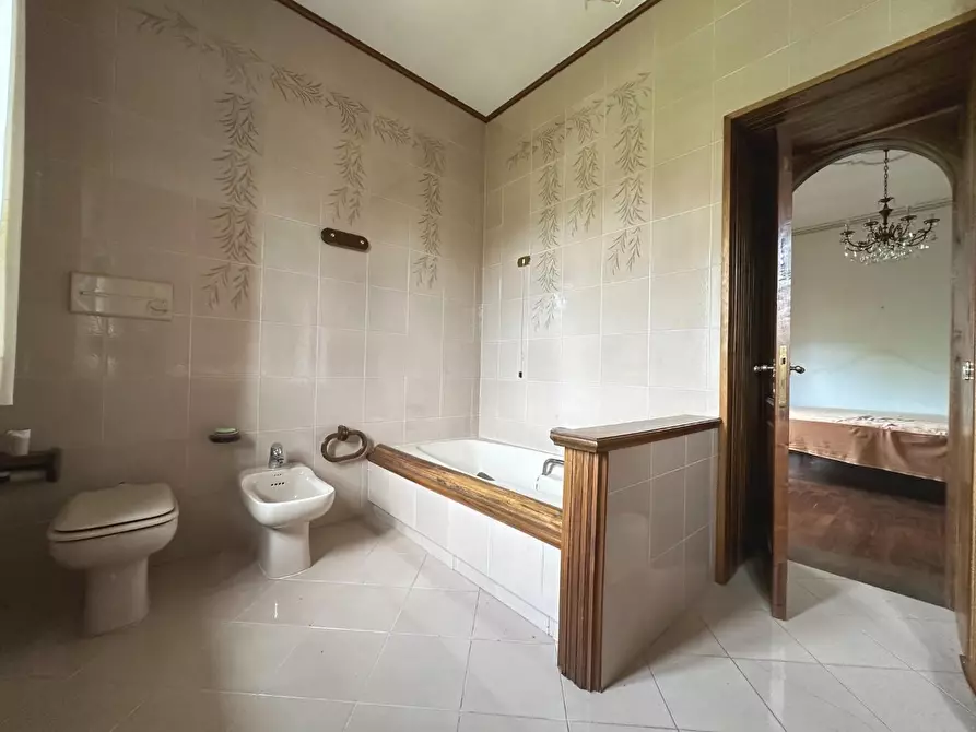 Immagine 38 di Villa in vendita  a Lucca