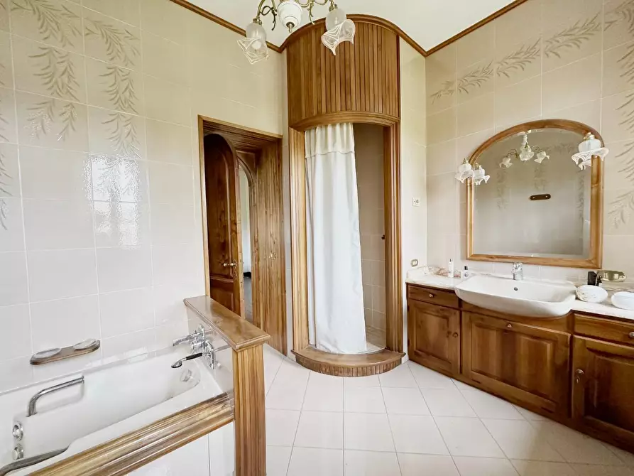 Immagine 40 di Villa in vendita  a Lucca