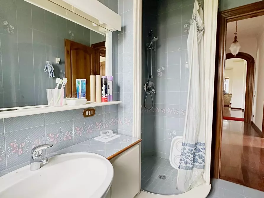 Immagine 34 di Villa in vendita  a Lucca