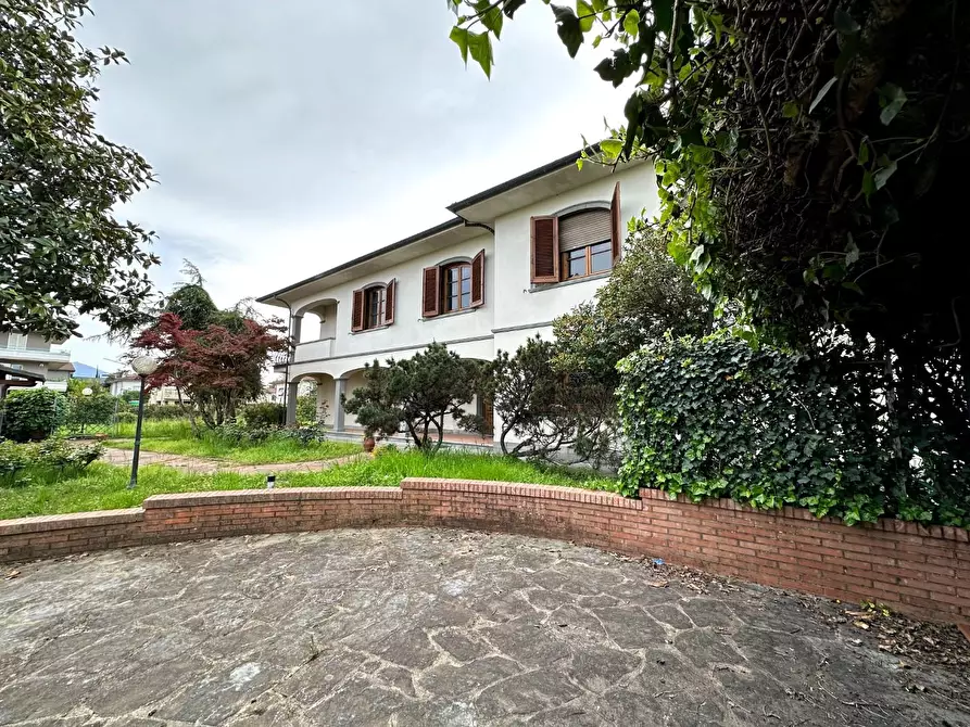 Immagine 47 di Villa in vendita  a Lucca