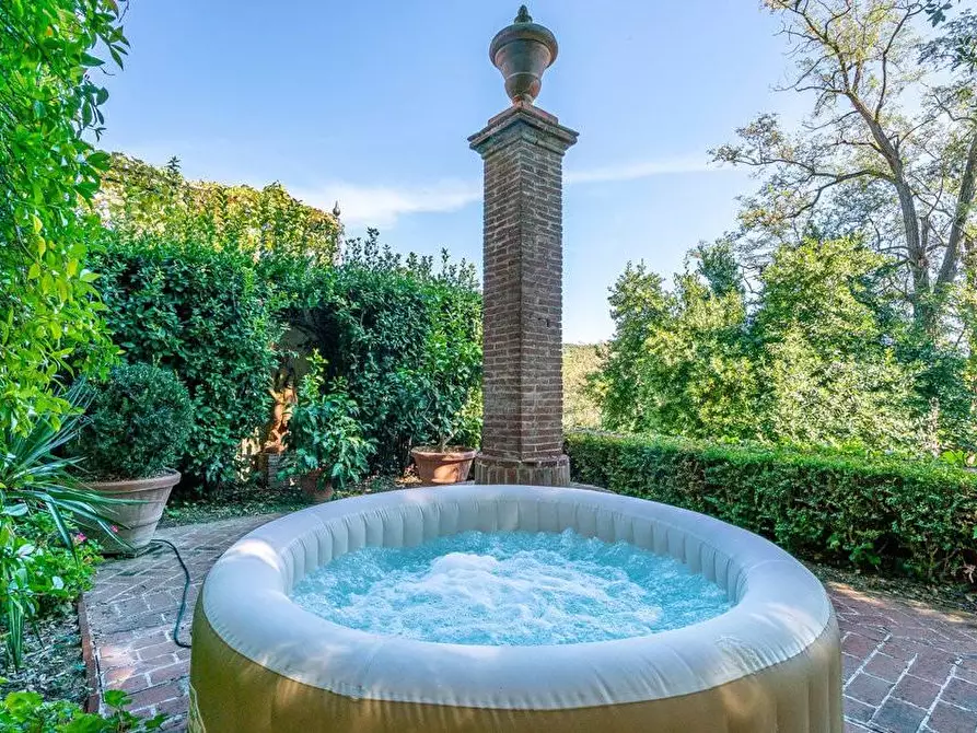 Immagine 50 di Immobile di prestigio in vendita  a Larciano