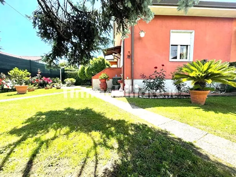 Immagine 1 di Casa quadrifamiliare in vendita  a Ortonovo