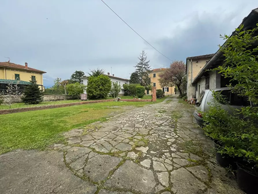Immagine 34 di Villa in vendita  a Capannori