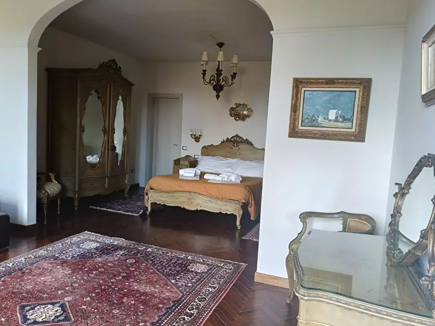 Immagine 23 di Villa in vendita  a Lucca