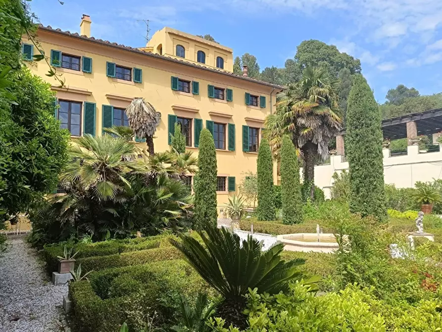 Immagine 39 di Villa in vendita  a Lucca