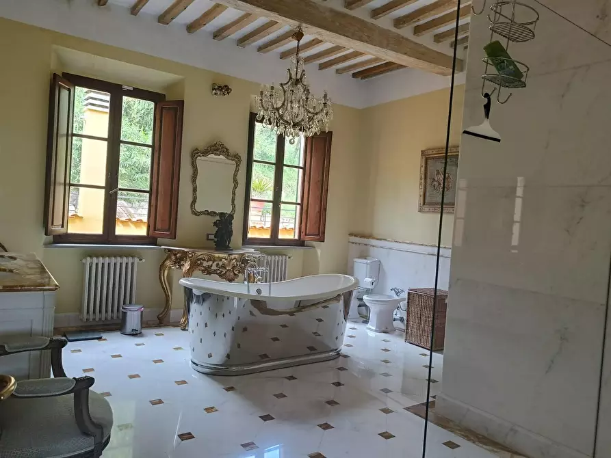 Immagine 21 di Villa in vendita  a Lucca