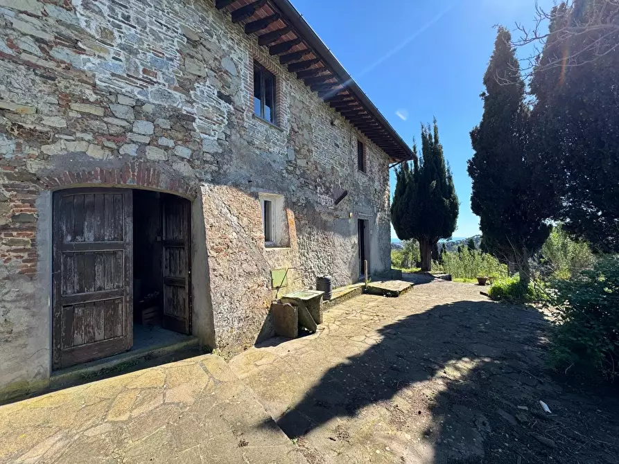 Immagine 1 di Casa colonica in vendita  a Camaiore