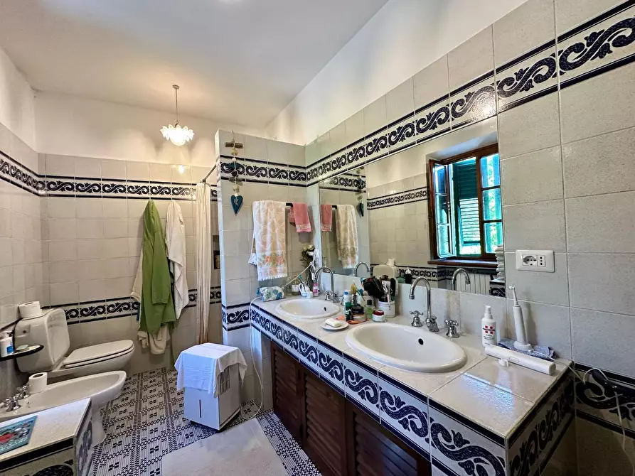 Immagine 51 di Rustico / casale in vendita  a Capannori