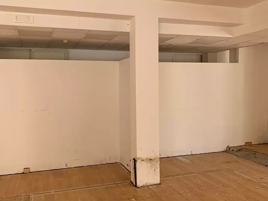 Immagine 9 di Locale commerciale in affitto  a Cecina