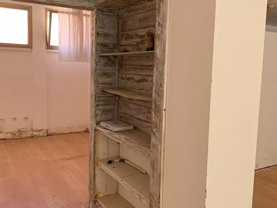 Immagine 10 di Locale commerciale in affitto  a Cecina