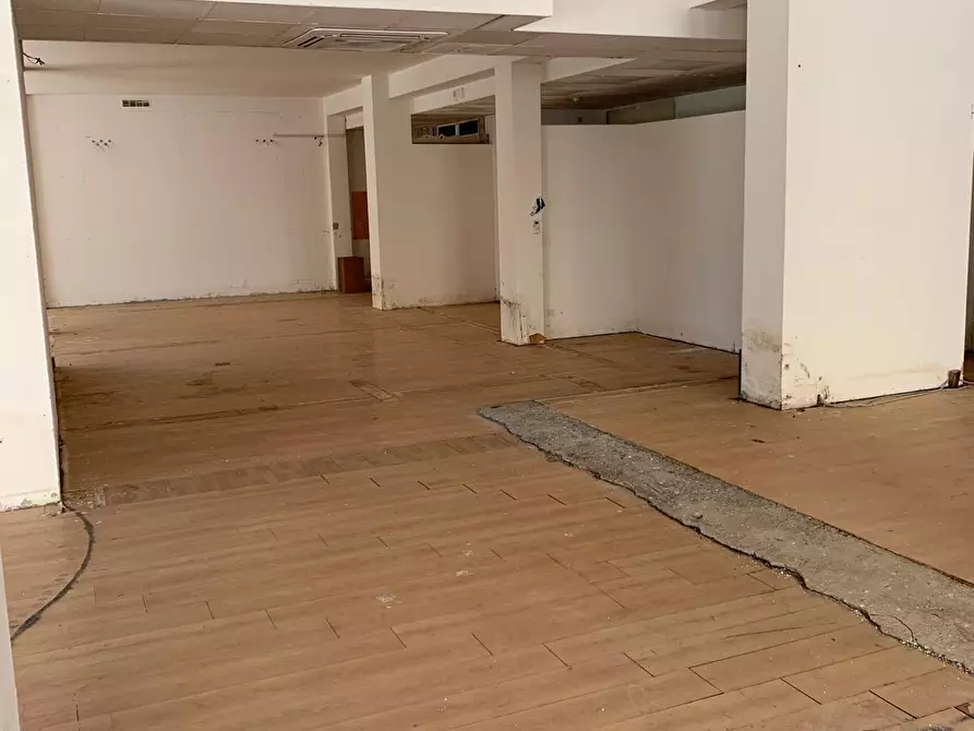 Immagine 8 di Locale commerciale in affitto  a Cecina