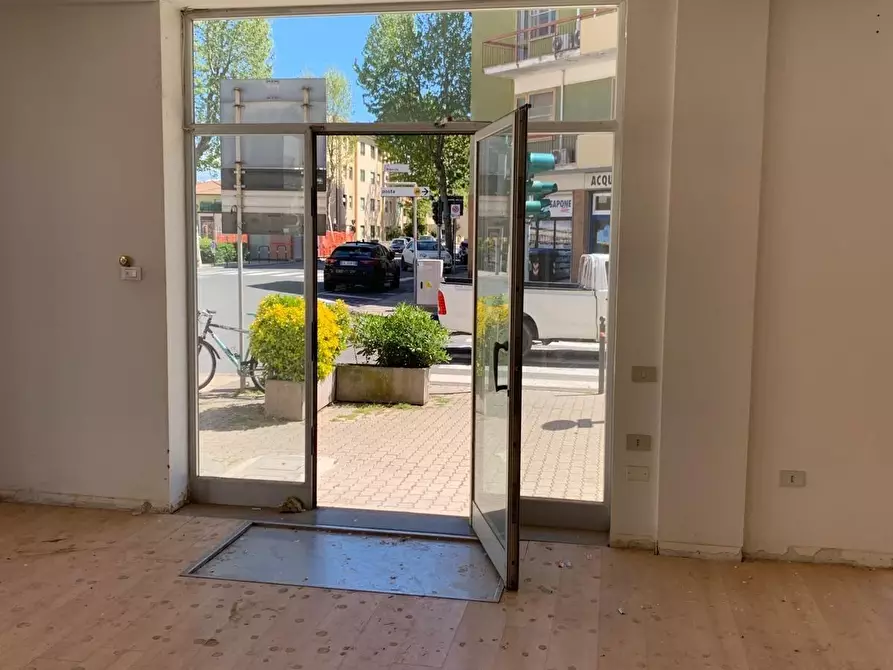 Immagine 2 di Locale commerciale in affitto  a Cecina