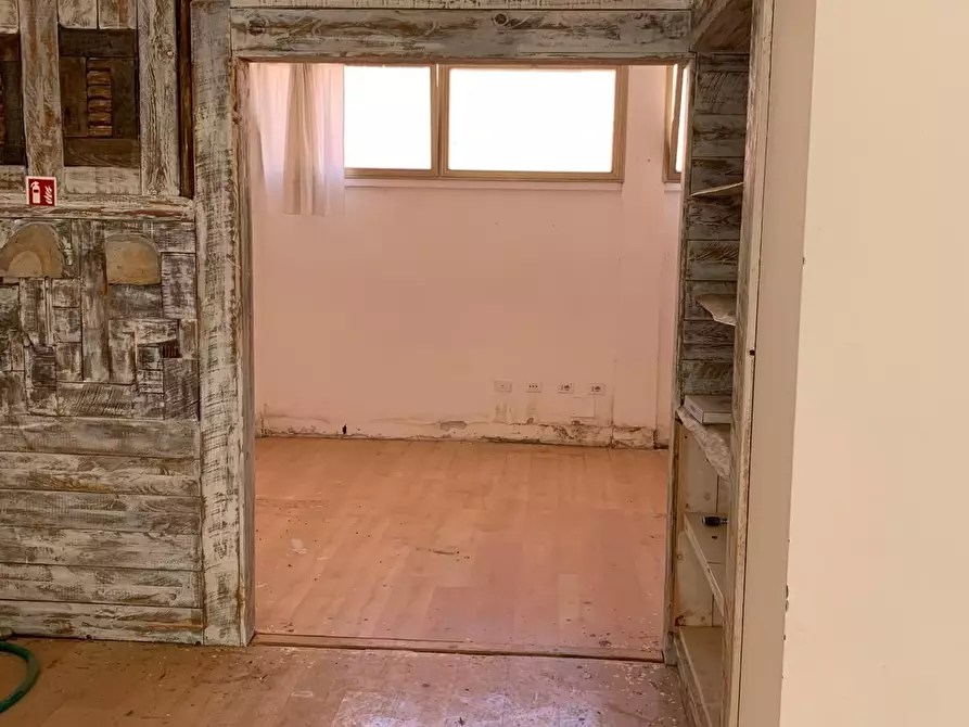 Immagine 13 di Locale commerciale in affitto  a Cecina