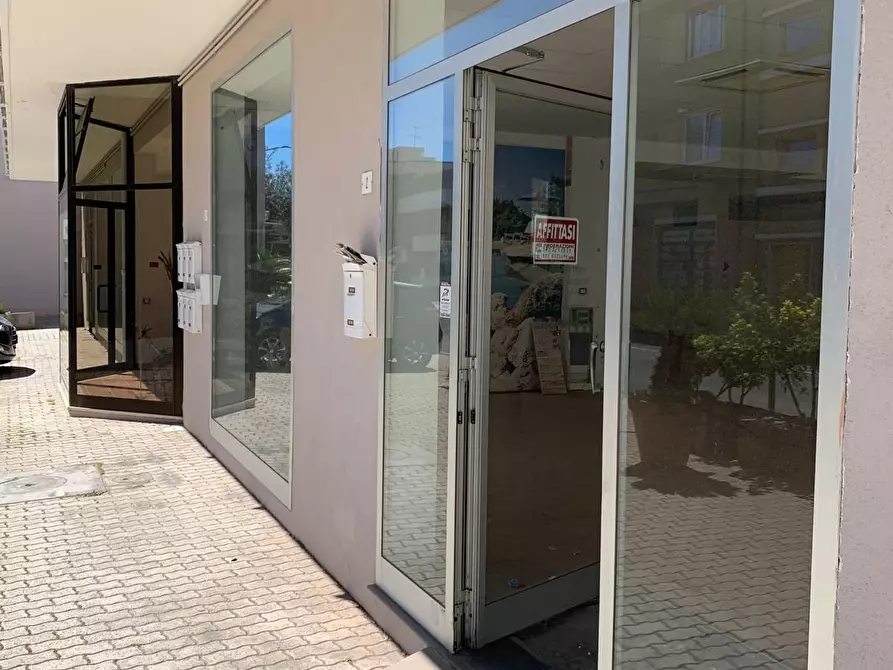 Immagine 4 di Locale commerciale in affitto  a Cecina