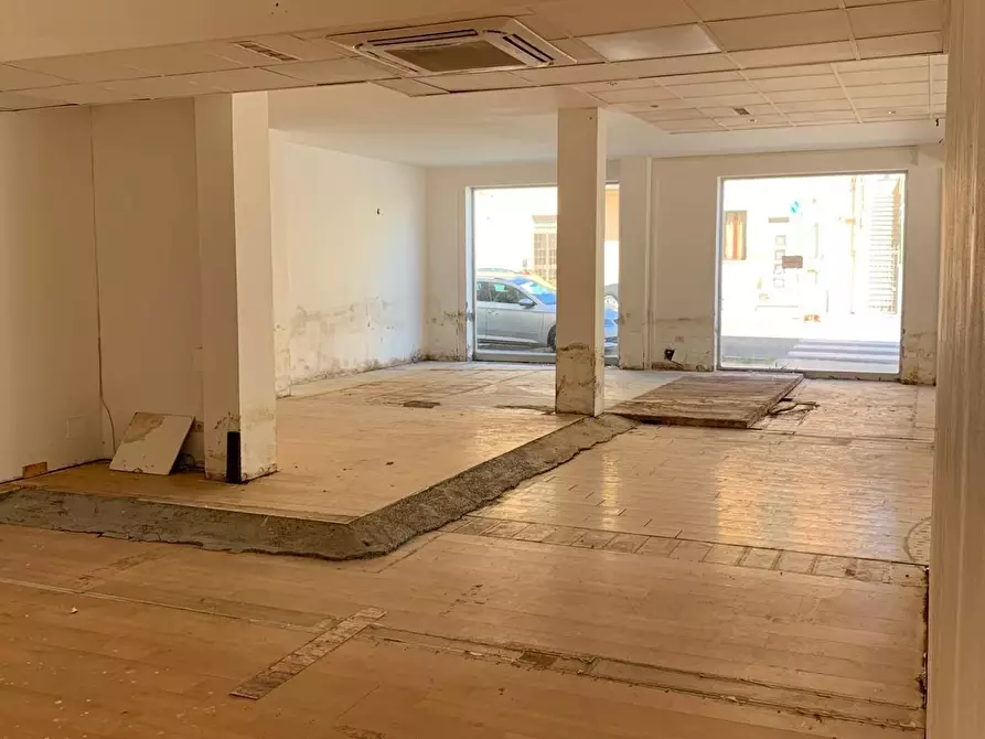 Immagine 3 di Locale commerciale in affitto  a Cecina