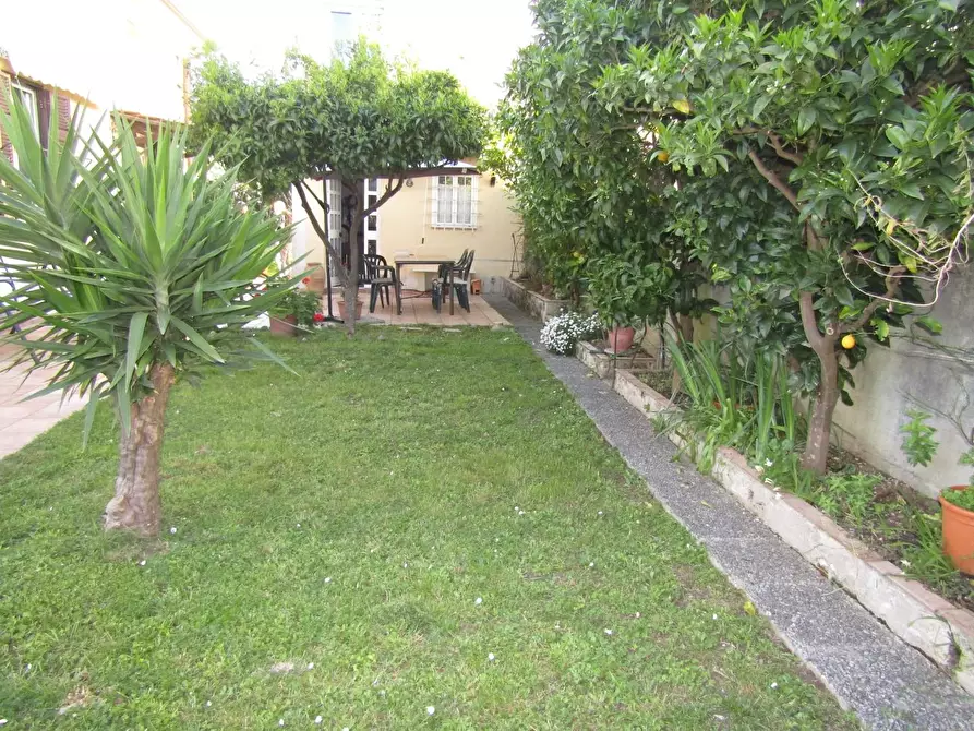 Immagine 9 di Villetta a schiera in vendita  a Carrara