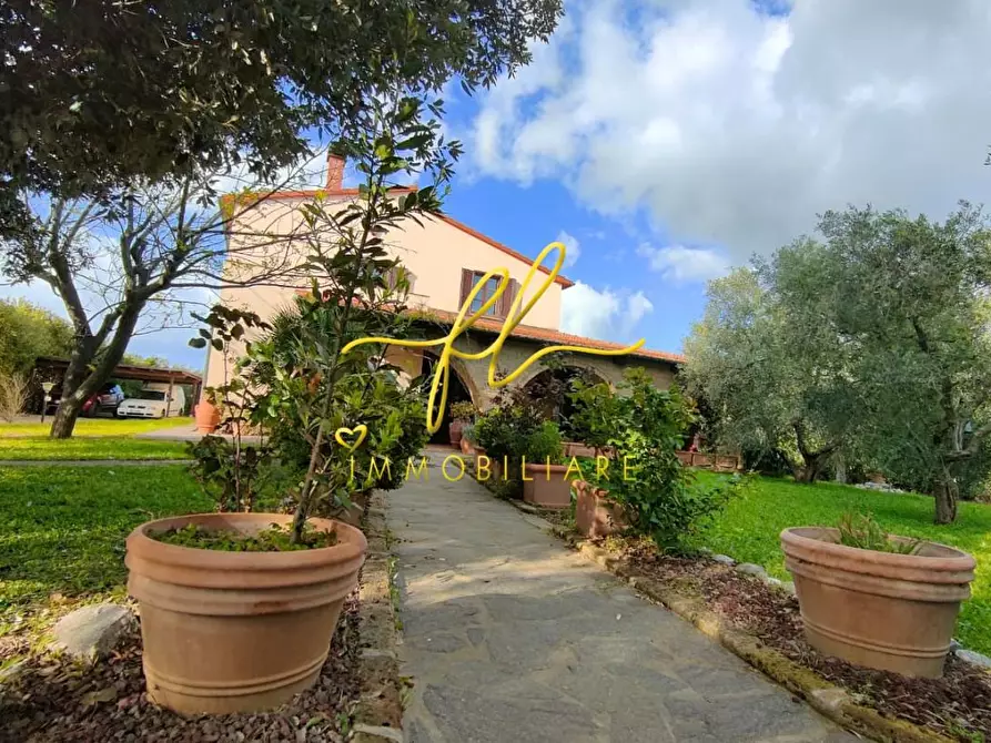 Immagine 2 di Villa in vendita  a Piombino