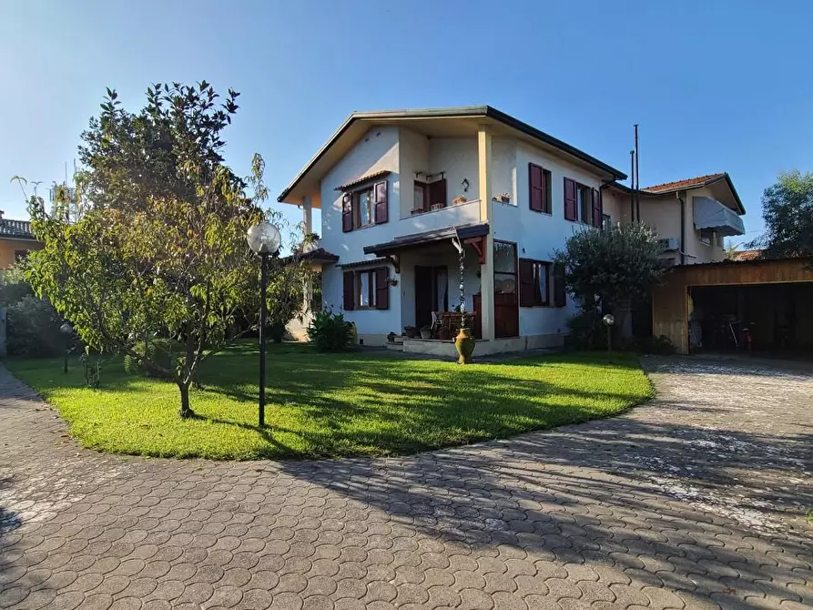 Immagine 2 di Casa bifamiliare in vendita  a Forte Dei Marmi