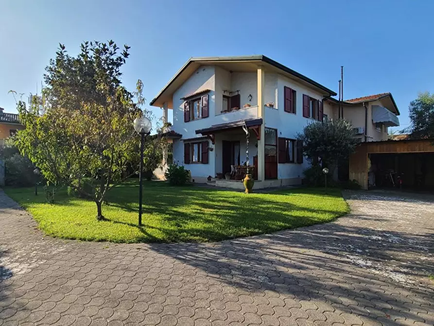 Immagine 1 di Casa bifamiliare in vendita  a Forte Dei Marmi