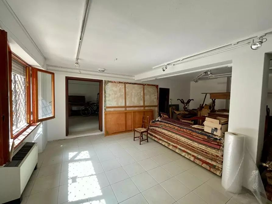 Immagine 14 di Negozio in vendita  a Viareggio