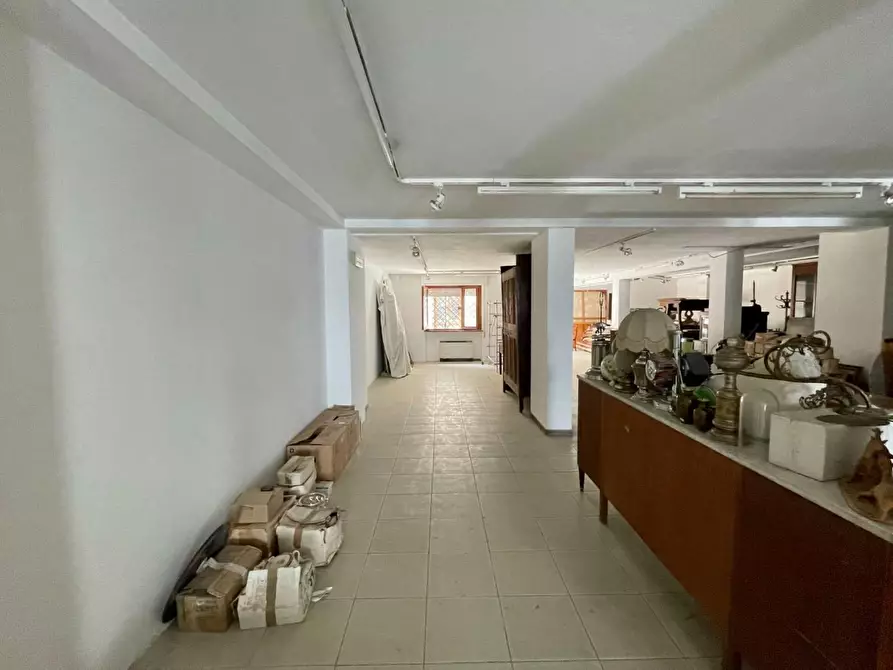 Immagine 33 di Negozio in vendita  a Viareggio