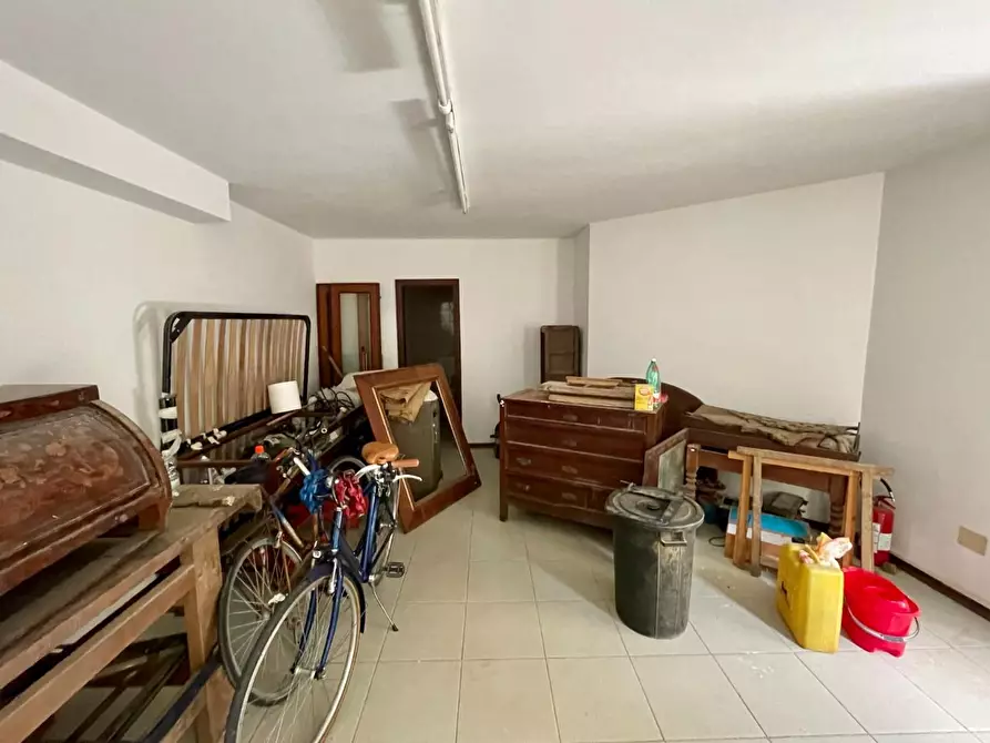 Immagine 17 di Negozio in vendita  a Viareggio