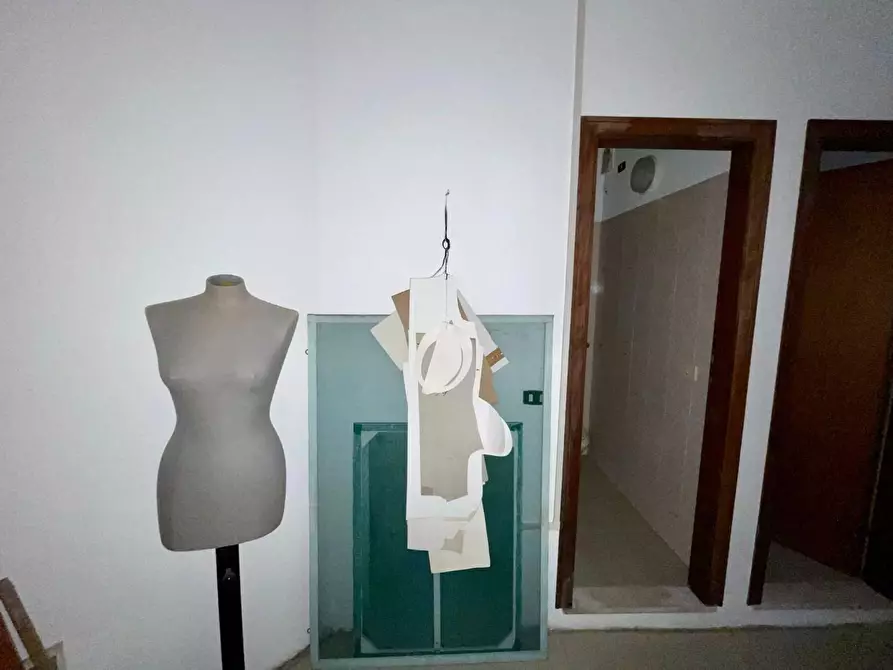 Immagine 9 di Negozio in vendita  a Viareggio