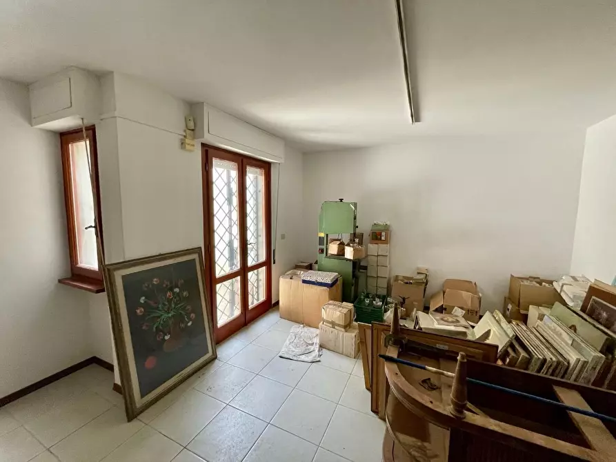 Immagine 24 di Negozio in vendita  a Viareggio